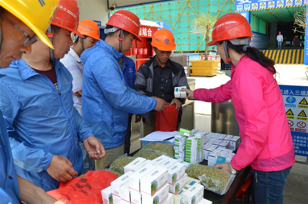 第二直管部為職工及民工送防暑用品修.JPG